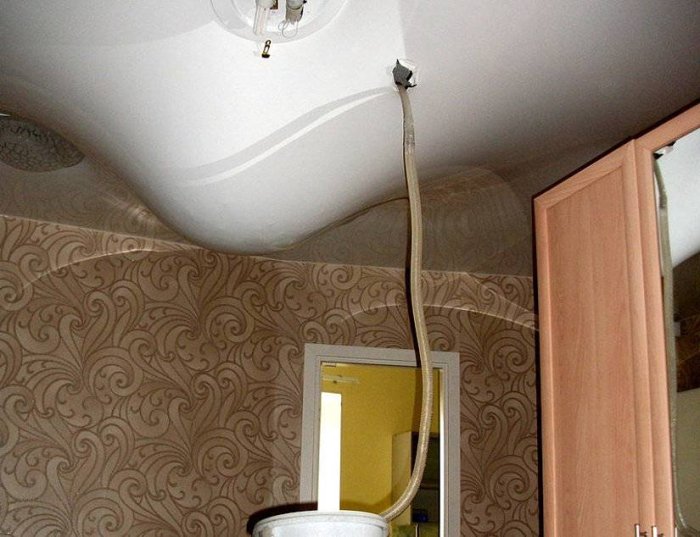 Откачка воды с потолка